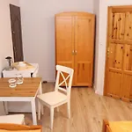 Pod Zaglami *